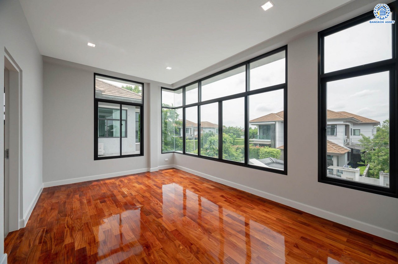 คฤหาสน์สุดหรู ดีไซน์สุด Luxury ติดถนนบรมราชชนนี โครงการ เดอะแกรนด์ ปิ่นเกล้า หลังมุม บนเนื้อที่ถึง 111.6 ตร.ว. ฟังก์ชัน 4 ห้องนอน 5 ห้องน้ำ 1 ห้องแม่บ้าน จอดรถได้ 2 คัน พร้อมบรรยากาศ Private บนทำเลเชื่อมต่อหลายเส้นทาง อาทิถนนบรมราชชนนี, ถนนพุทธมณฑลสาย3 ใกล้เซ็นทรัล ปิ่นเกล้า, ม.มหิดล และทางคู่ขนานลอยฟ้าบรมราชชนนี...